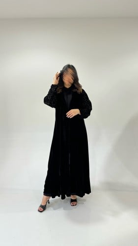 مخمل مع أكمام مطرزة سوداء
