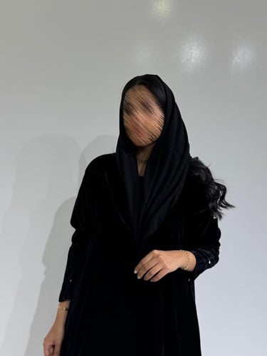 مخمل اسود مع تدخيلات مخمل منقط