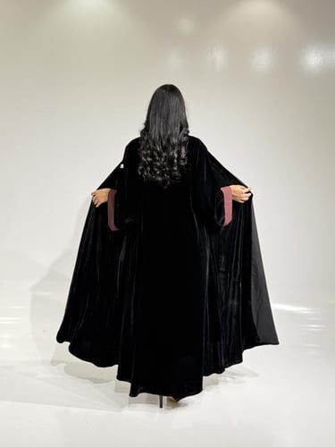 مخمل اسود مع سواره عنابي