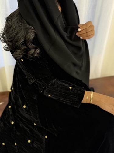 مخمل اسود مع تدخيلات مخمل منقط