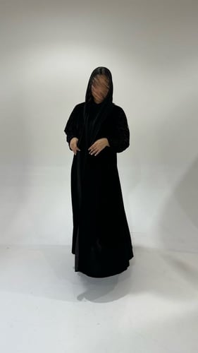 مخمل مع أكمام مطرزة سوداء