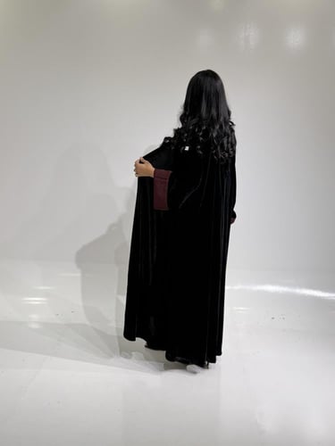 مخمل اسود مع سواره عنابي