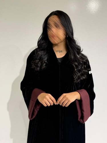 مخمل اسود مع سواره عنابي