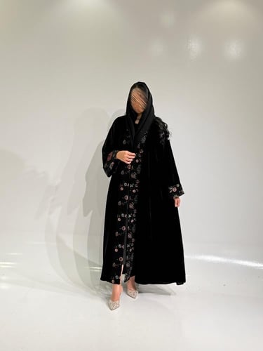 مخمل اسود مع أسواره وياقه تطريز ملون