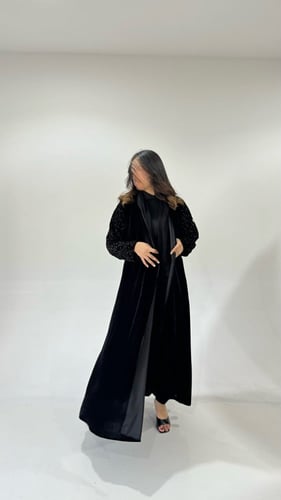 مخمل مع أكمام مطرزة سوداء