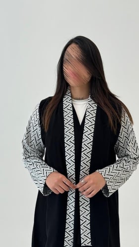 عباية ملكي مع اكمام جاكار أبيض