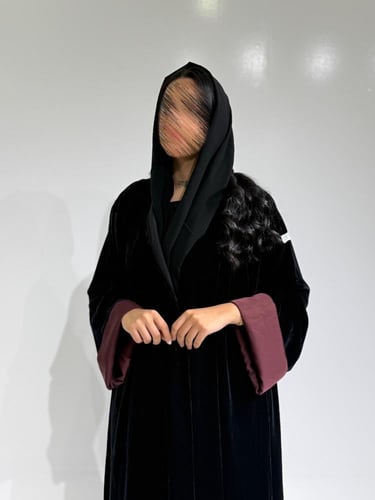 مخمل اسود مع سواره عنابي