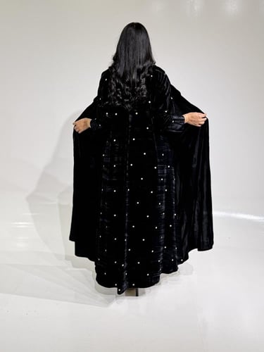 مخمل اسود مع تدخيلات مخمل منقط