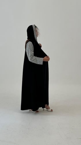 عباية ملكي مع اكمام جاكار أبيض