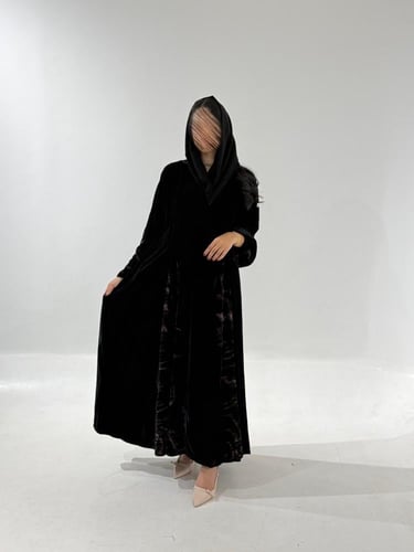 مخمل اسود مع تدخيلات مخمل اسود مطبوع