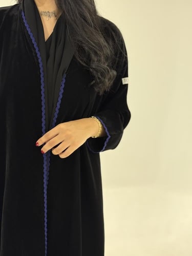 مخمل مع قيطان كحلي