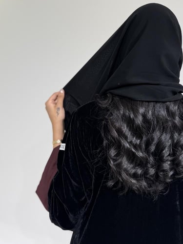 مخمل اسود مع سواره عنابي