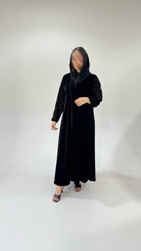 مخمل مع أكمام مطرزة سوداء