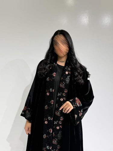 مخمل اسود مع أسواره وياقه تطريز ملون