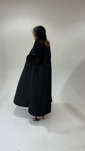 شامواه مع أكمام مخمل مطرزة