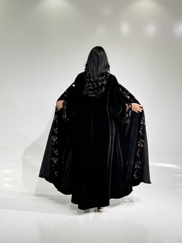 مخمل اسود مع أسواره وياقه تطريز ملون