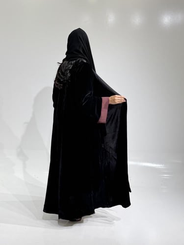 مخمل اسود مع سواره عنابي