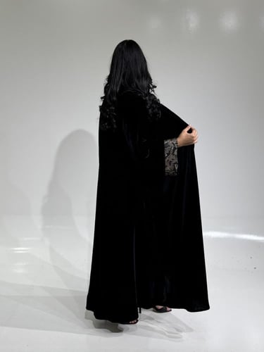 مخمل اسود مع أسواره جاكار بيج