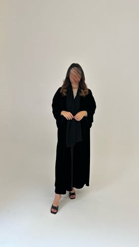 عباية مخمل مطرز مع مخمل سادة