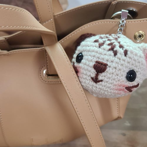 ميدالية قطة كروشية يدويه