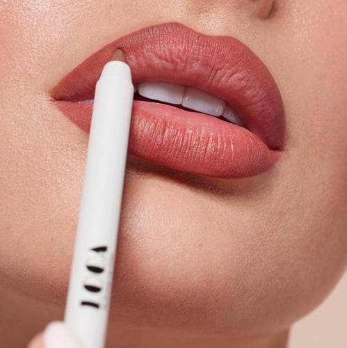 محدد شفاه لوكا كريمي