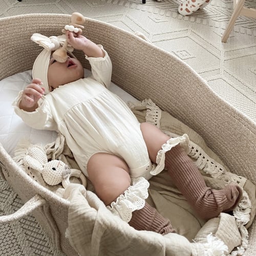 سلة موسى مع قاعده خشبي وحزام امان