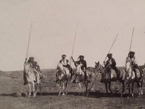 البدو في صور - مجلد كبير فاخر