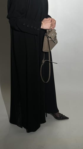 عباية سوداء مع ازارير في الاكمام