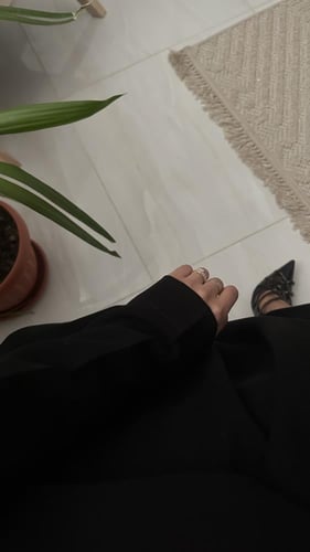 عباية كريب كوبا أسود بأزرار جانبية