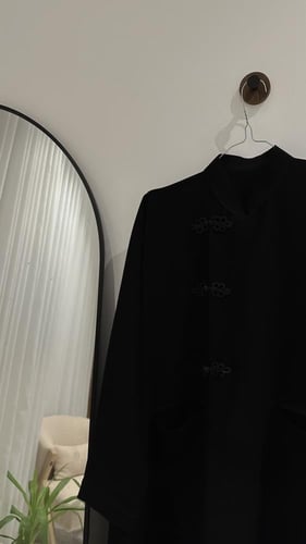 عباية كريب كوبا أسود بأزرار جانبية