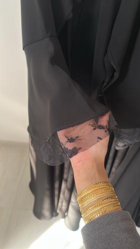 143 عباية بأكمام كلوش مع دانتيل