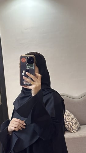 عباية سوداء متصلة بشال من الكتف