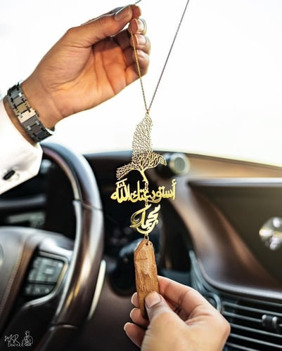 تعليقة سيارة عود مع رسمة الصقر