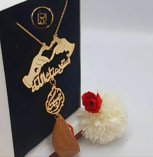 تعليقة سيارات بالاسم مع يدين اجتمعت لتشكل قلب مع ك...