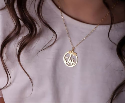 سلسال دائري واعلاه شكل ربطة عنق مطرزه بالكريستال م...