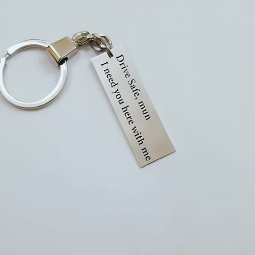 ميدالية مفاتيح عليها الاسم مع الارقام والاحرف الي...