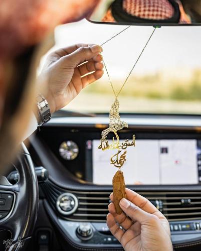 تعليقة سيارة عود مع رسمة الصقر
