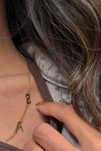 قلادة حرفين بلمسه انيقه