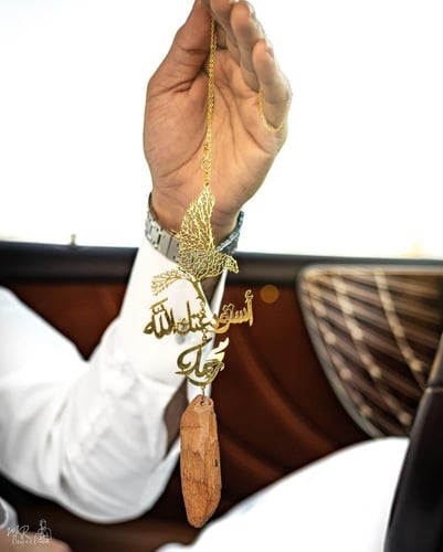 تعليقة سيارة عود مع رسمة الصقر