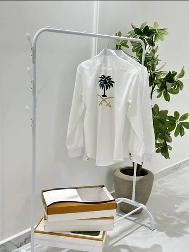 قميص كتان بتطريز شعار سيفين ونخلة