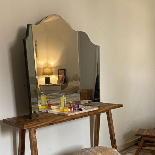 مرايا ذو جوانب ثلاثية.