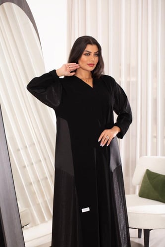 عباية اسود ملكي بلمعه بالاكمام