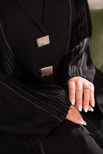 عباية اسود نص كلوش بكسرات ابيض