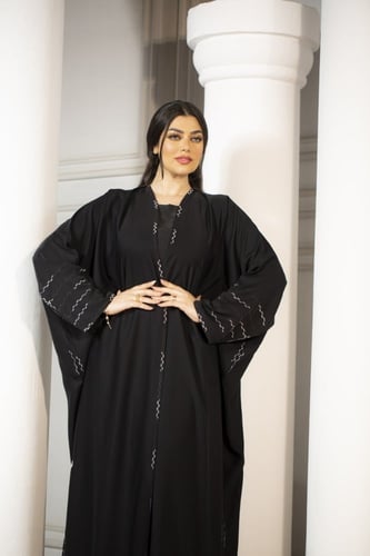 عباية اسود بتطريز ابيض
