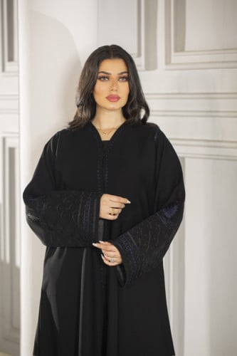 عباية اسود بتطريز كحلي انيق على الاكمام
