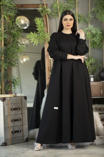 عباية كلوش بتطريز اسود وشك على الاكمام