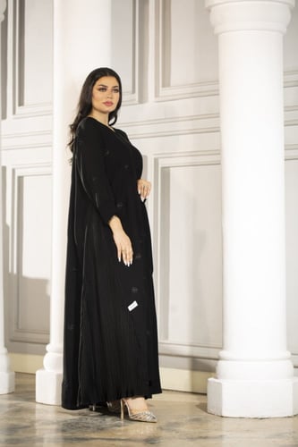 عباية سوداء كلوش بتطريز ورد
