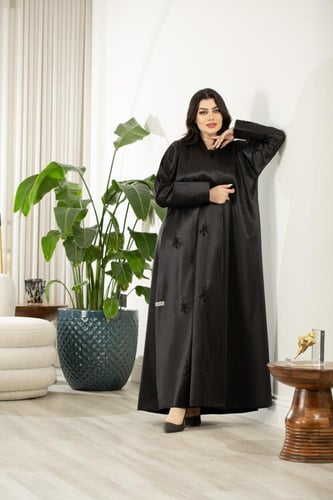 عباية سوداء تفته بشك أنيق