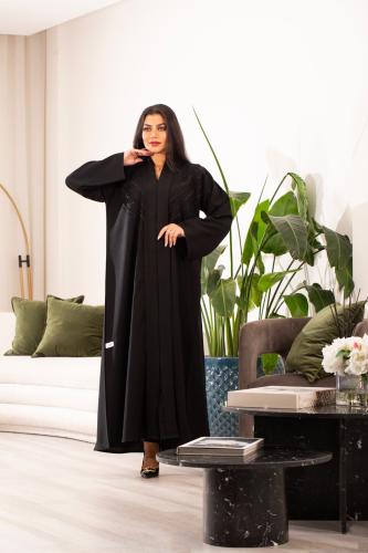 عباية اسود بتطريز اسود أنيق