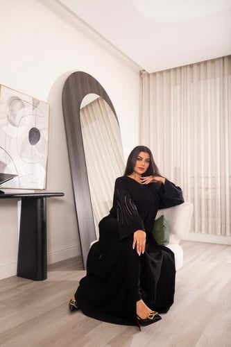 عباية اسود بتطريز ناعم على الاكمام